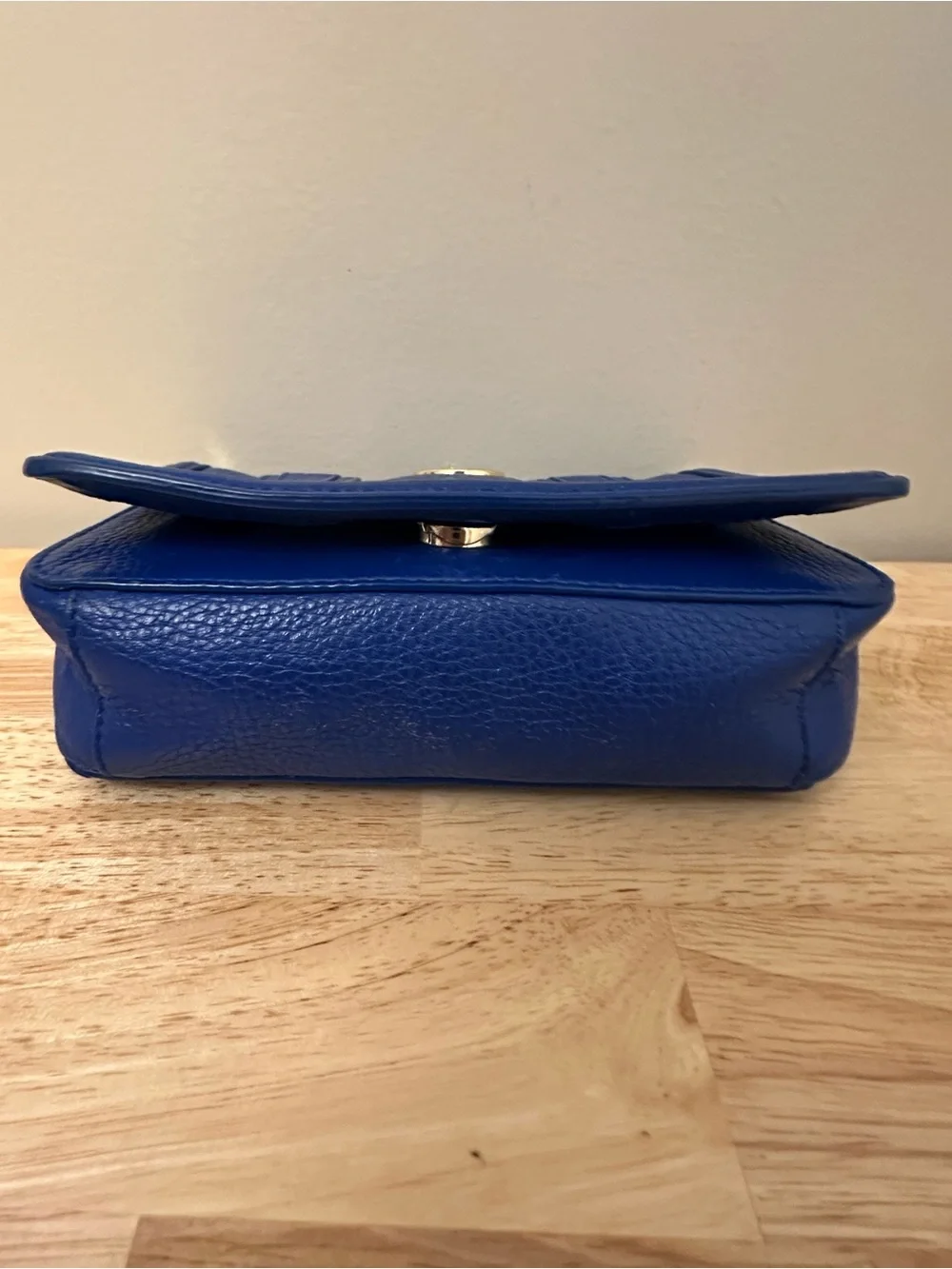 Tory Burch EUC Cobalt Pebbled Leather Crossbody with Gold Logo